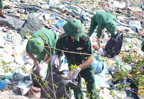 ĐVTN thành phố Phan Thiết thu gom rác thải trên bãi biển